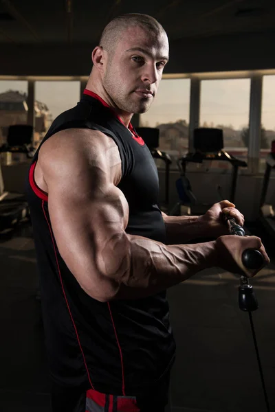 Bodybuilder Exercising Biceps — Stock Photo, Image