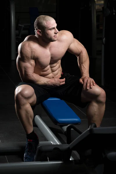 Muscular Man After Exercise Resting In Gym — Stock Photo, Image