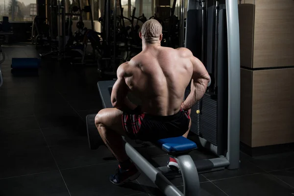 Homem muscular após o exercício descansando no ginásio — Fotografia de Stock