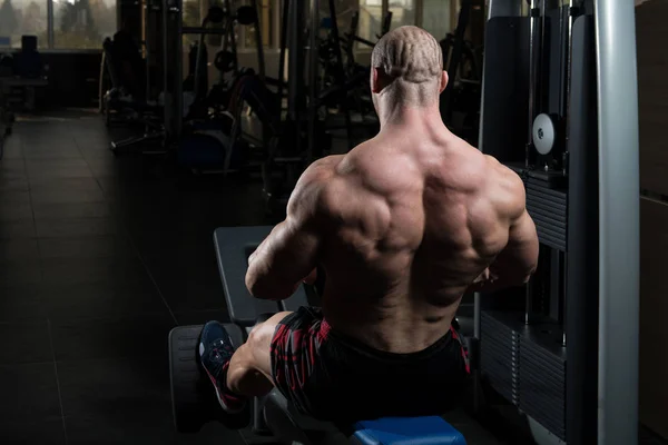 Kaslı adam arka için ağır egzersiz yaparak — Stok fotoğraf