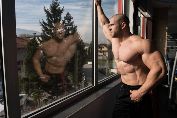 Muskularny mężczyzna po wysiłku w siłowni — Zdjęcie stockowe