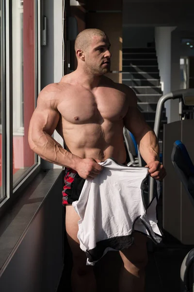 Bodybuilder Taking His Shirt Off After Training — Stock Photo, Image