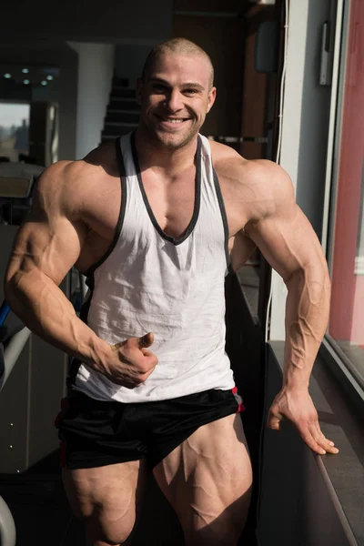 De pie fuerte en el gimnasio — Foto de Stock