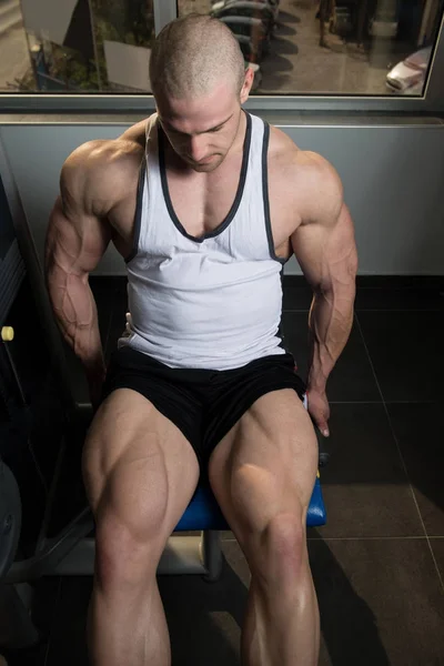 Quadriceps övningar i Gym — Stockfoto