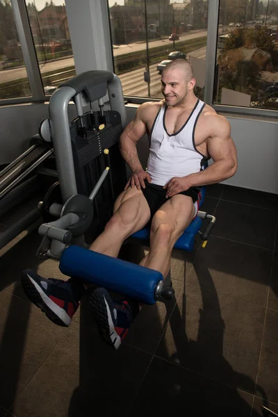 Ejercicios de pierna de entrenamiento en el gimnasio — Foto de Stock