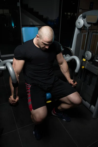 Bodybuilder doen zware oefening voor de Triceps met kabel — Stockfoto