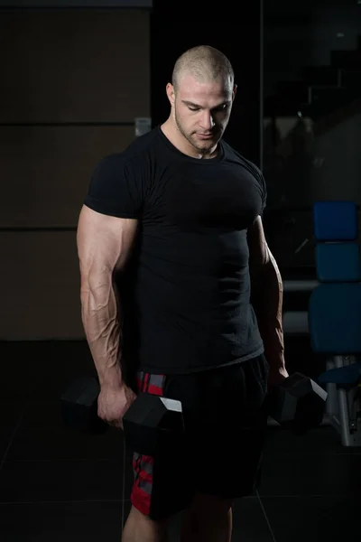 Mannen med hantlar tränar Biceps — Stockfoto