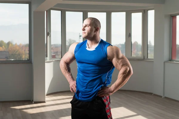 Retrato de un hombre muscular de fitness — Foto de Stock