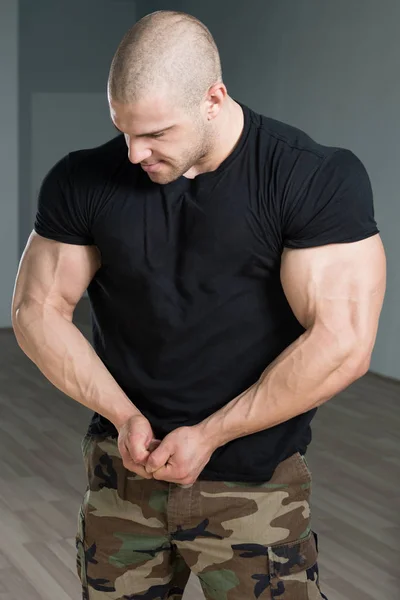 Muskulös man flexar muskler — Stockfoto