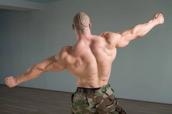 Ernstige Bodybuilder staande Strong — Stockfoto