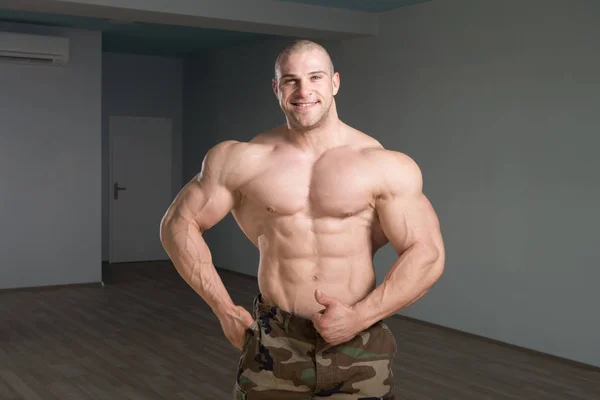 Portret mężczyzny mięśni w armii spodnie — Zdjęcie stockowe