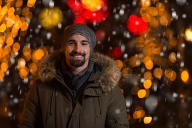 Neşeli adam tatil markette sıcak giyinmiş