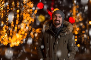 Neşeli adam Noel ağacı sıcak giyinmiş