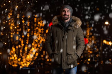 Neşeli adam Noel ağacı sıcak giyinmiş