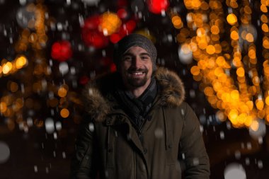 Noel pazarı adlı genç bir adam portresi