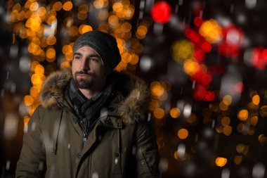 Noel pazarı adlı genç bir adam portresi