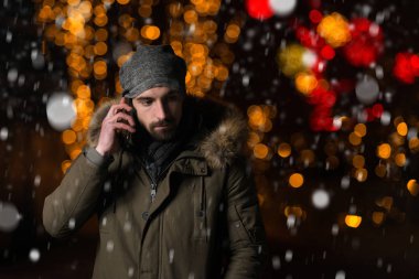 Neşeli adam Noel ağacı sıcak giyinmiş