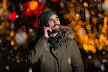 Neşeli adam tatil markette sıcak giyinmiş