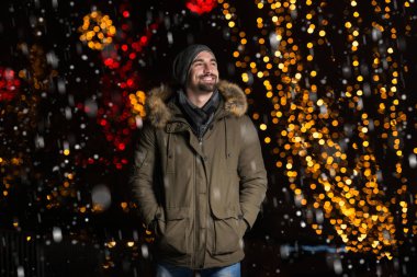 Neşeli adam Noel ağacı sıcak giyinmiş