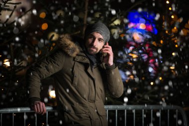 Neşeli adam tatil markette sıcak giyinmiş