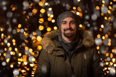 Neşeli adam tatil markette sıcak giyinmiş