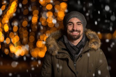 Neşeli adam Noel ağacı sıcak giyinmiş