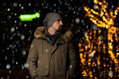 Neşeli adam tatil markette sıcak giyinmiş