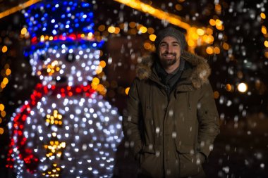 Neşeli adam Noel ağacı sıcak giyinmiş