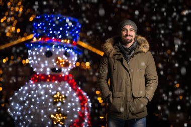 Neşeli adam tatil markette sıcak giyinmiş