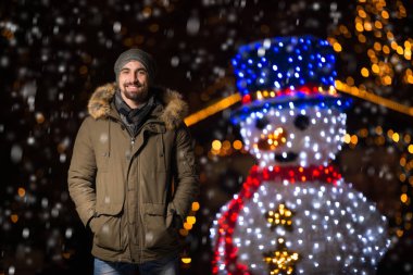 Neşeli adam Noel ağacı sıcak giyinmiş