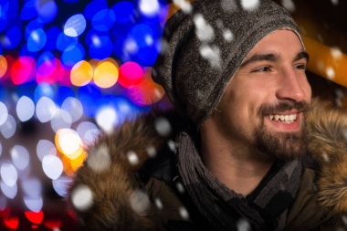 Neşeli adam Noel ağacı sıcak giyinmiş