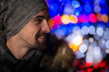 Noel pazarı adlı genç bir adam portresi