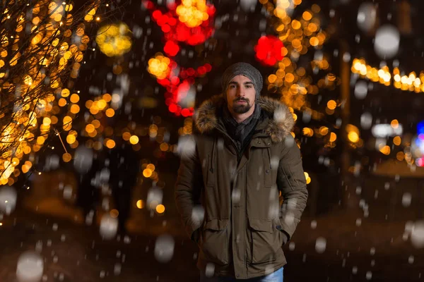 Noel pazarı adlı genç bir adam portresi