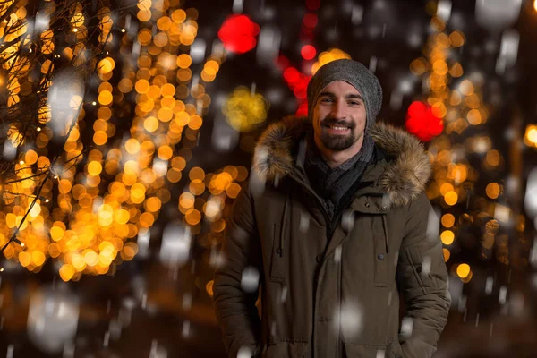 Neşeli adam Noel ağacı sıcak giyinmiş