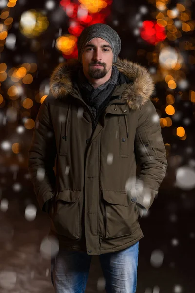 Neşeli adam tatil markette sıcak giyinmiş