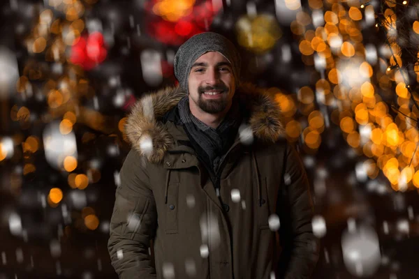 Portret van een jonge Man op kerstmarkt — Stockfoto