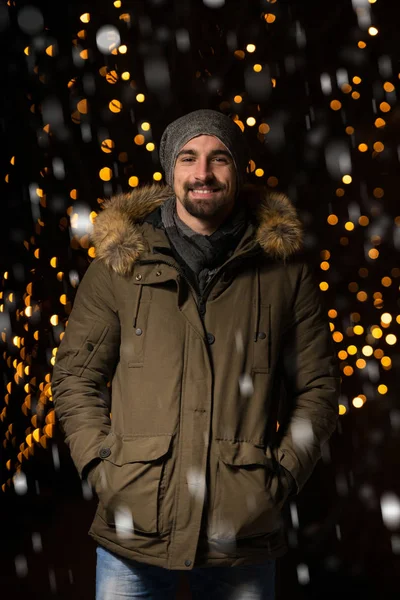 Homem alegre vestido quente na árvore de Natal — Fotografia de Stock