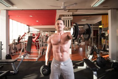 Sporcu Spor Salonunda Bisiklet Çalışıyor - Aptal Konsantrasyon Kıvrımları