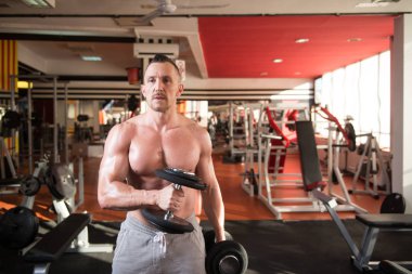 Spor salonunda bikini çalışan adam - Aptal konsantrasyon kıvrımları