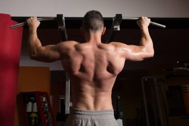 Adam atlet yapıyor Ups - spor salonunda barfiks çekmek çekmek