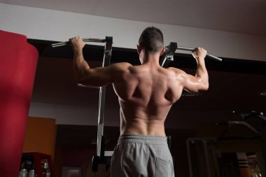 Adam atlet yapıyor Ups - spor salonunda barfiks çekmek çekmek