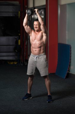 Kettle Bell ve Flexing Muscles ile Egzersiz Yapan Genç Adam - Kaslı Atletik Vücut Geliştirici Fitness Egzersizleri