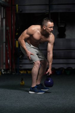 Kettle Bell ve Flexing Muscles ile Egzersiz Yapan Genç Adam - Kaslı Atletik Vücut Geliştirici Fitness Egzersizleri