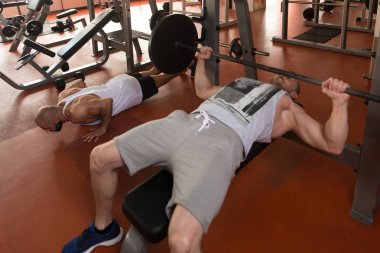 Spor salonu çift tren göğüs egzersiz Içinde bir sağlıklı ve Fiitness konsept