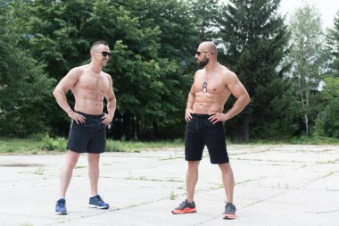 A portresi, fiziksel olarak gösterilen onlar iyi eğitimli vücut - kaslı atletik vücut Fitness Model çalışmaları sonra poz çift uygun