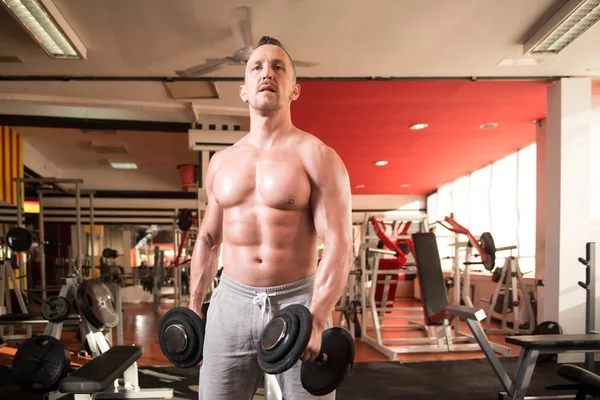 Uomo Che Lavora Fuori Bicipiti Una Palestra Dumbbell Concentrazione Riccioli — Foto Stock