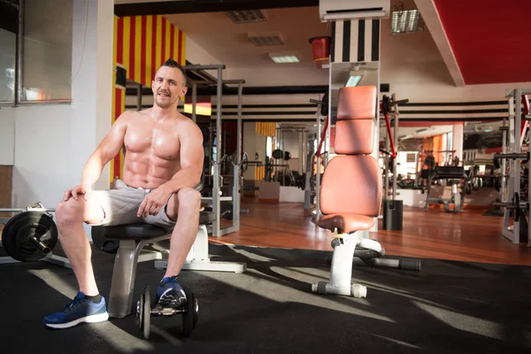 Yakışıklı Çekici Bir Genç Adam Vücut Kasları Spor Salonunda Dinleniyor — Stok fotoğraf