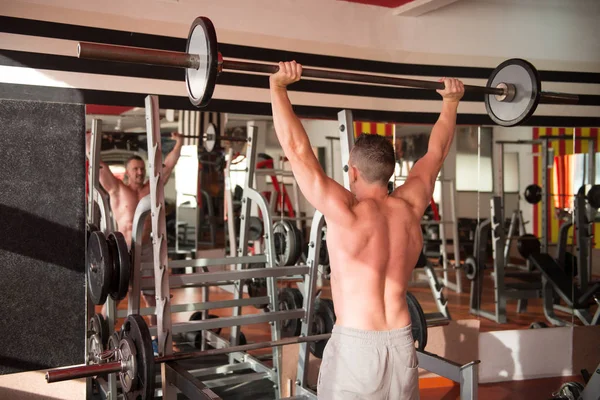 Gespierde Man Zwaar Gewicht Oefening Voor Schouders Met Barbell Sportschool — Stockfoto