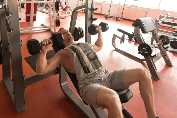 Muskulöser Mann Macht Übungen Für Die Brust Mit Kurzhanteln — Stockfoto