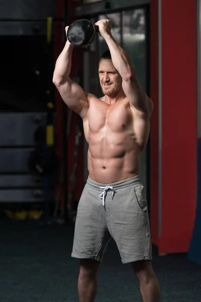 Kettle Bell Flexing Muscles Ile Egzersiz Yapan Genç Adam Kaslı — Stok fotoğraf